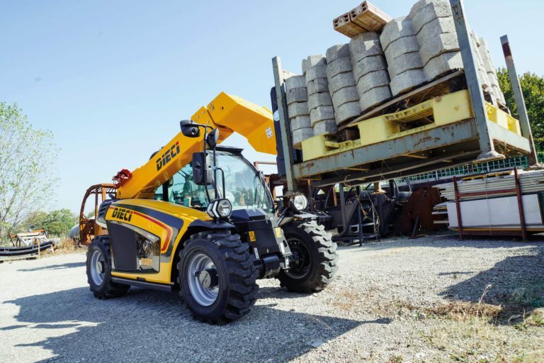 Image shows the Dieci Apollo Smart 20.4 Telehandler lifting a pallet of materials